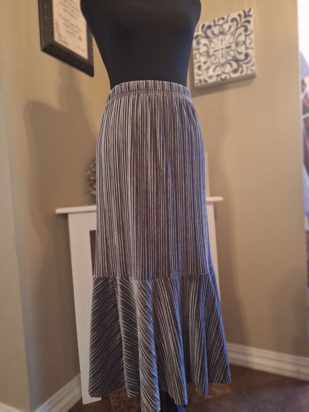 Women's Metro Wear Velour Dark Gray Striped Pleated Maxi Skirt M
